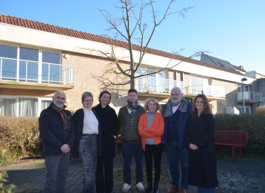 Een delegatie van de gemeente Middelkerke draagt 42 sociale woningen over aan Woonsprong